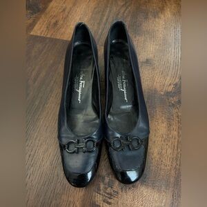 Salvatore Ferragamo boutique shoes | Italian leather | navy and black | sz 8
